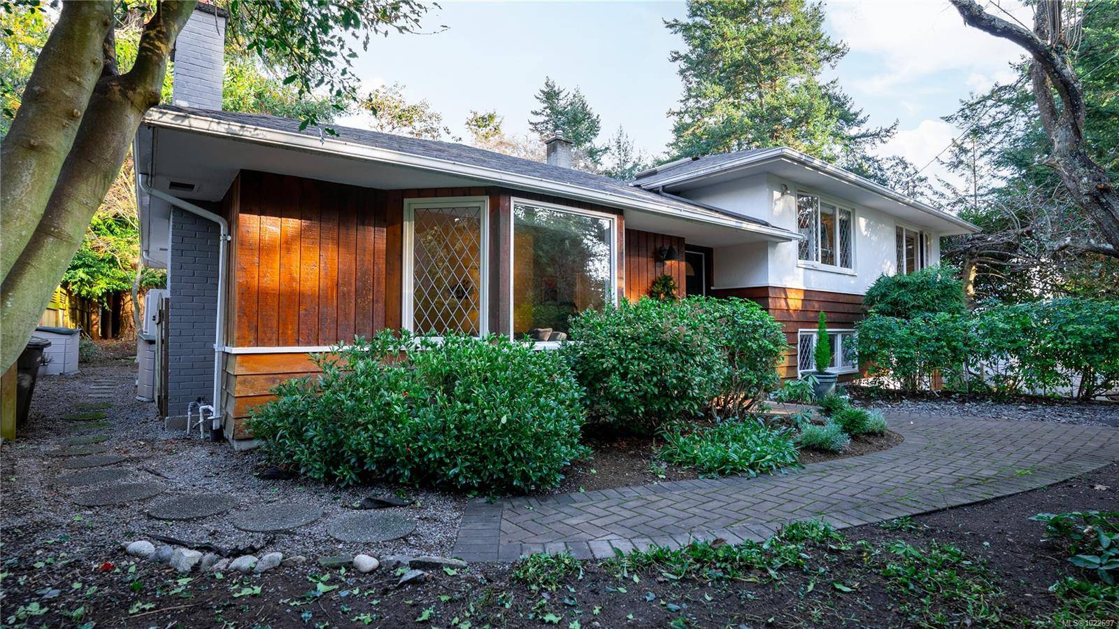 Saanich, BC V8N 1L7,2792 Tudor Ave