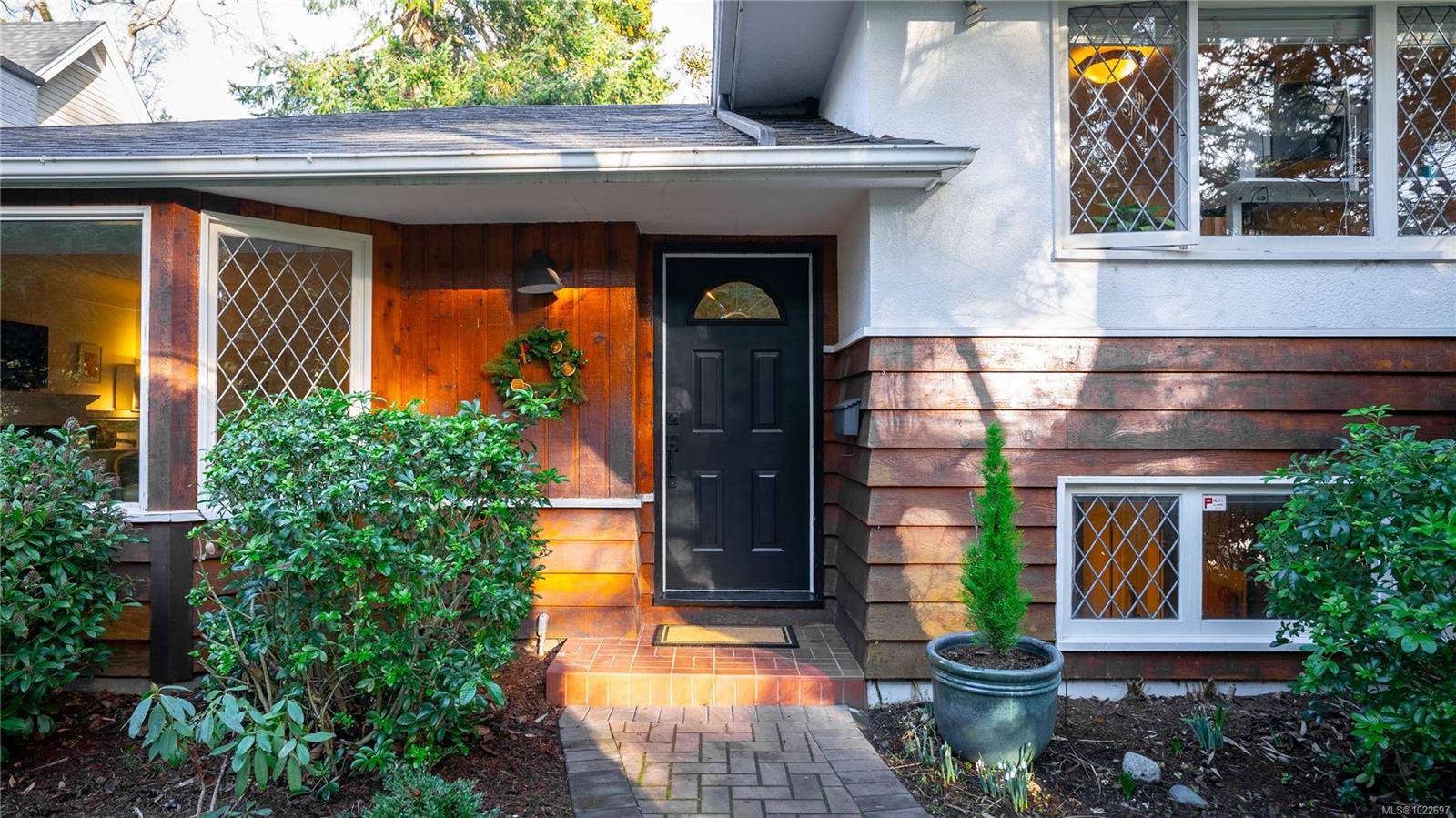 Saanich, BC V8N 1L7,2792 Tudor Ave