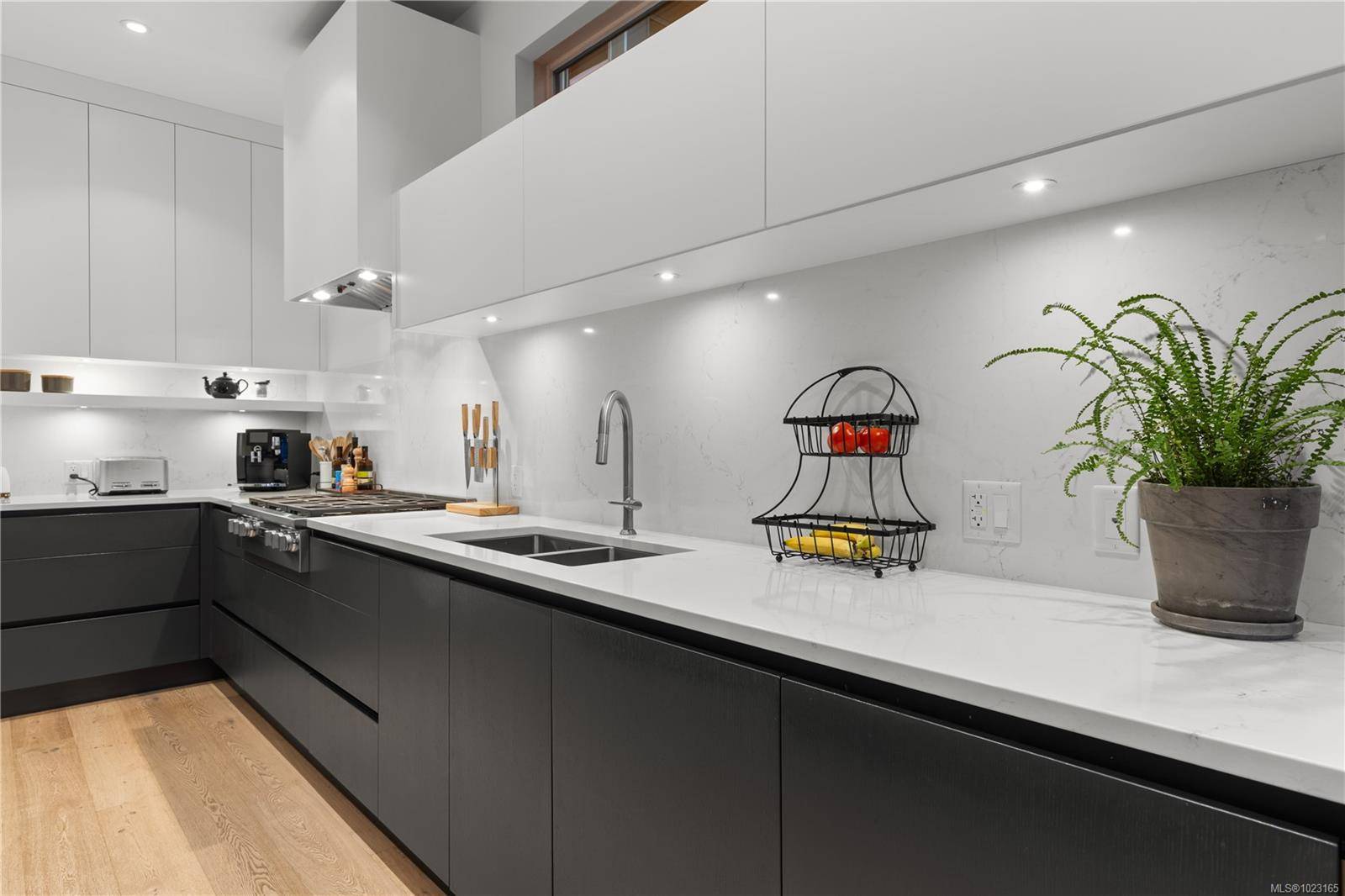 Sidney, BC V8L 2N8,10383 Allbay Rd