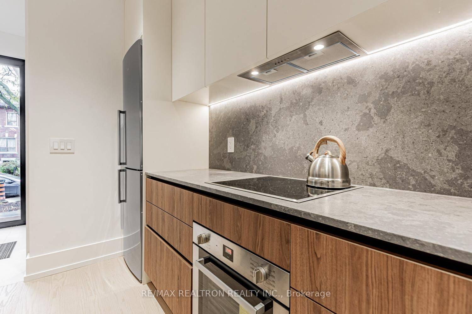 Toronto C01, ON M6G 3K1,673 Crawford ST