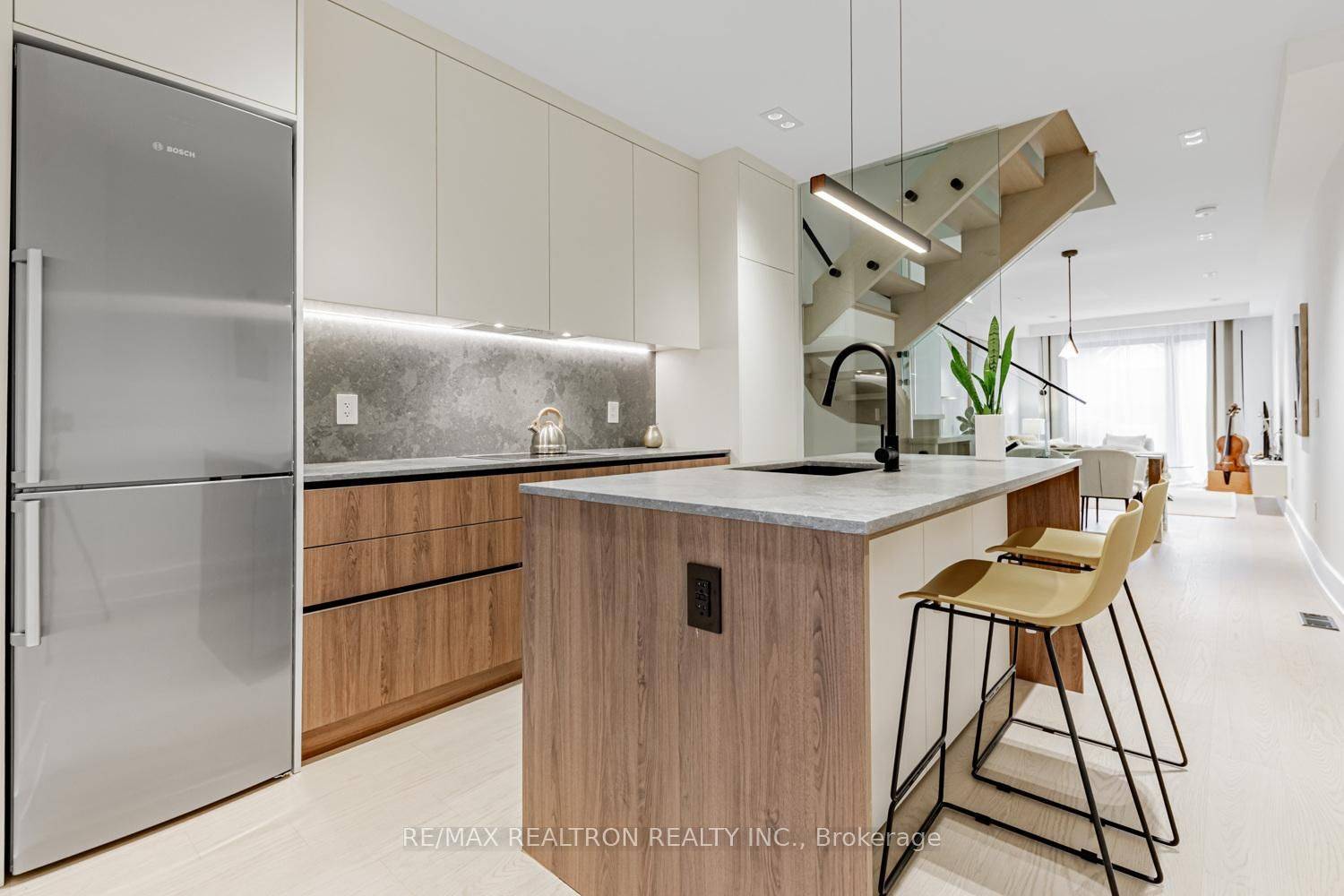 Toronto C01, ON M6G 3K1,673 Crawford ST