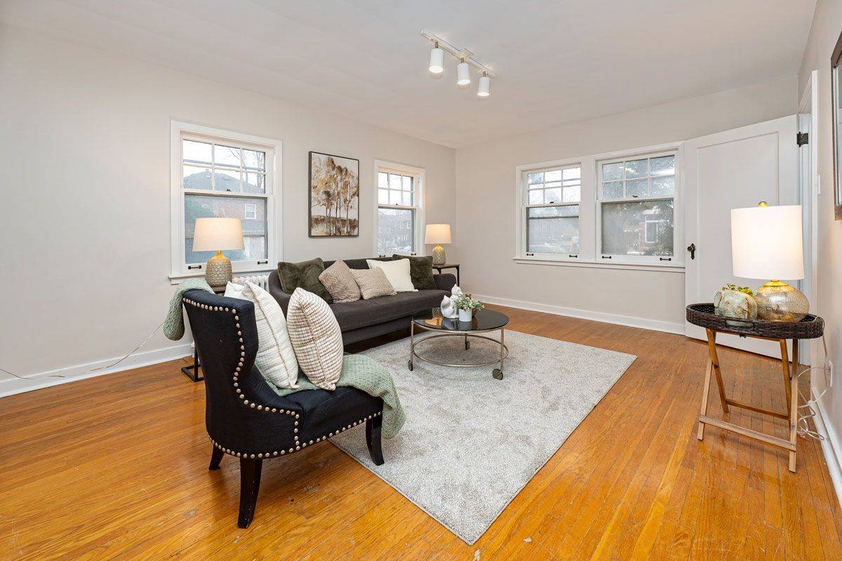 Toronto C11, ON M4G 1W2,808 Millwood RD