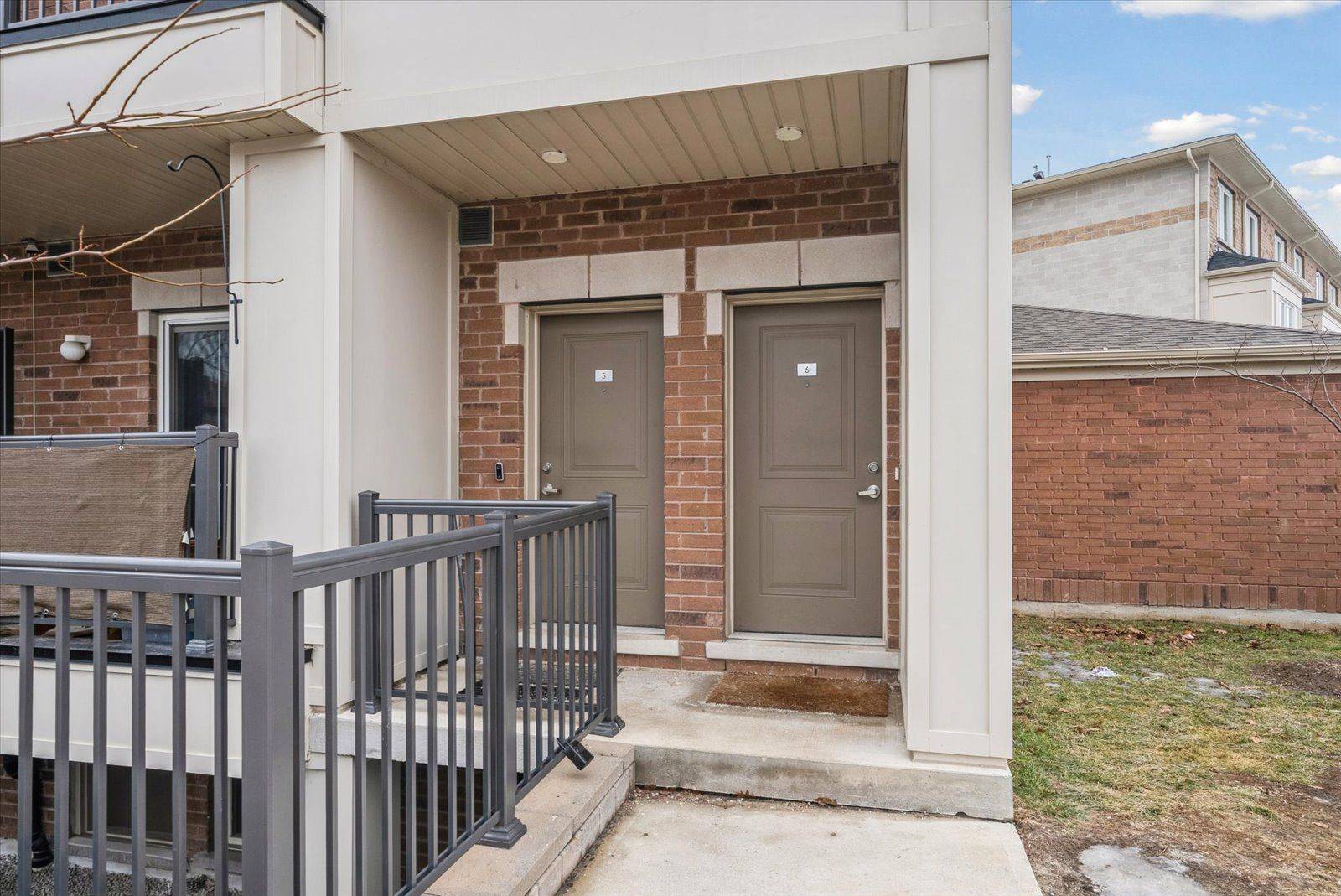 Oshawa, ON L1H 5S7,485 Beresford PATH #6