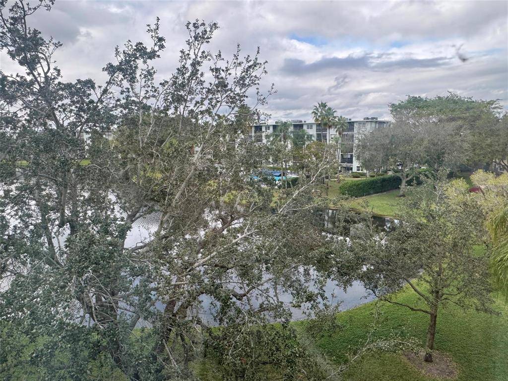 Pompano Beach, FL 33069,2104 S Cypress Bend Dr #404