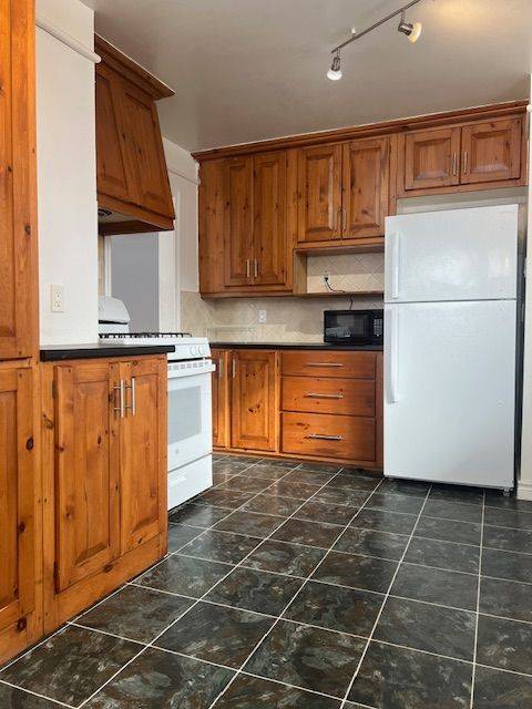 Newmarket, ON L3Y 2Z5,192 Silverbirch DR #Main floor