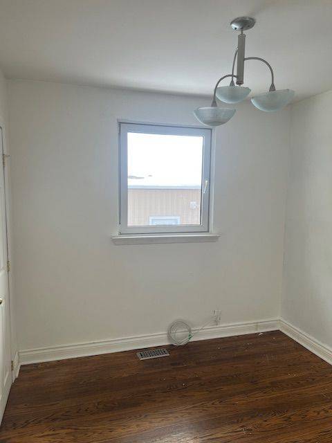 Newmarket, ON L3Y 2Z5,192 Silverbirch DR #Main floor