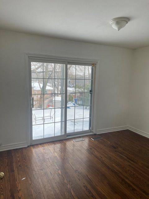 Newmarket, ON L3Y 2Z5,192 Silverbirch DR #Main floor