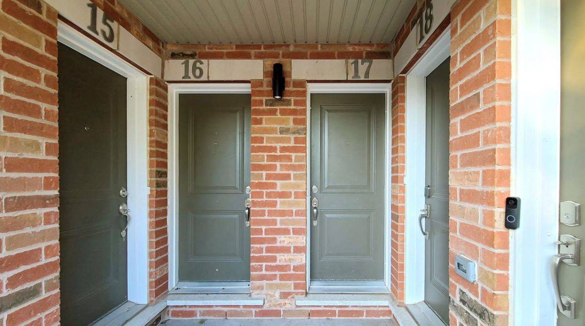 Oakville, ON L6H 0H8,19 Hays BLVD #17