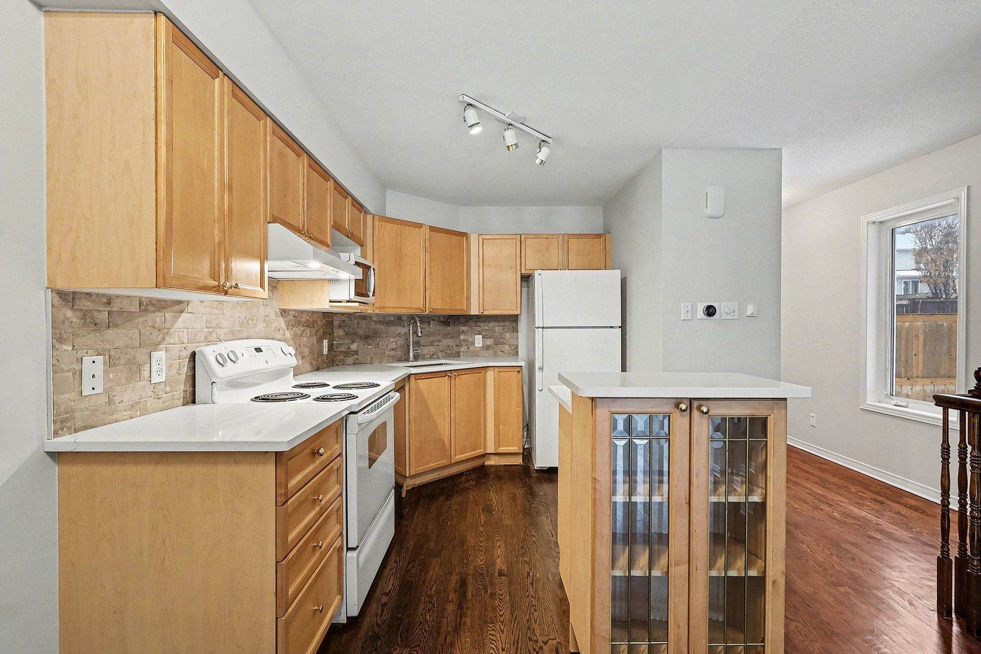 Carlington - Central Park, ON K2C 4A2,17 Festive Private