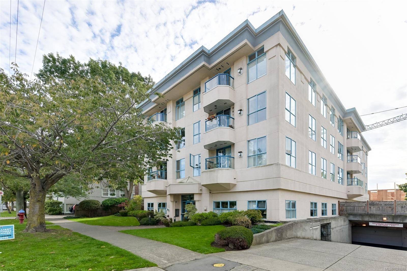 Victoria, BC V8V 2Z1,1063 Southgate St #405