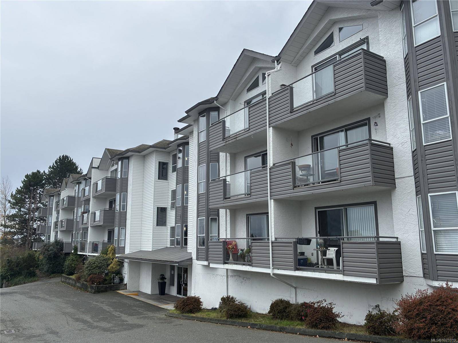 Nanaimo, BC V9S 5T1,1651 Dufferin Cres #211