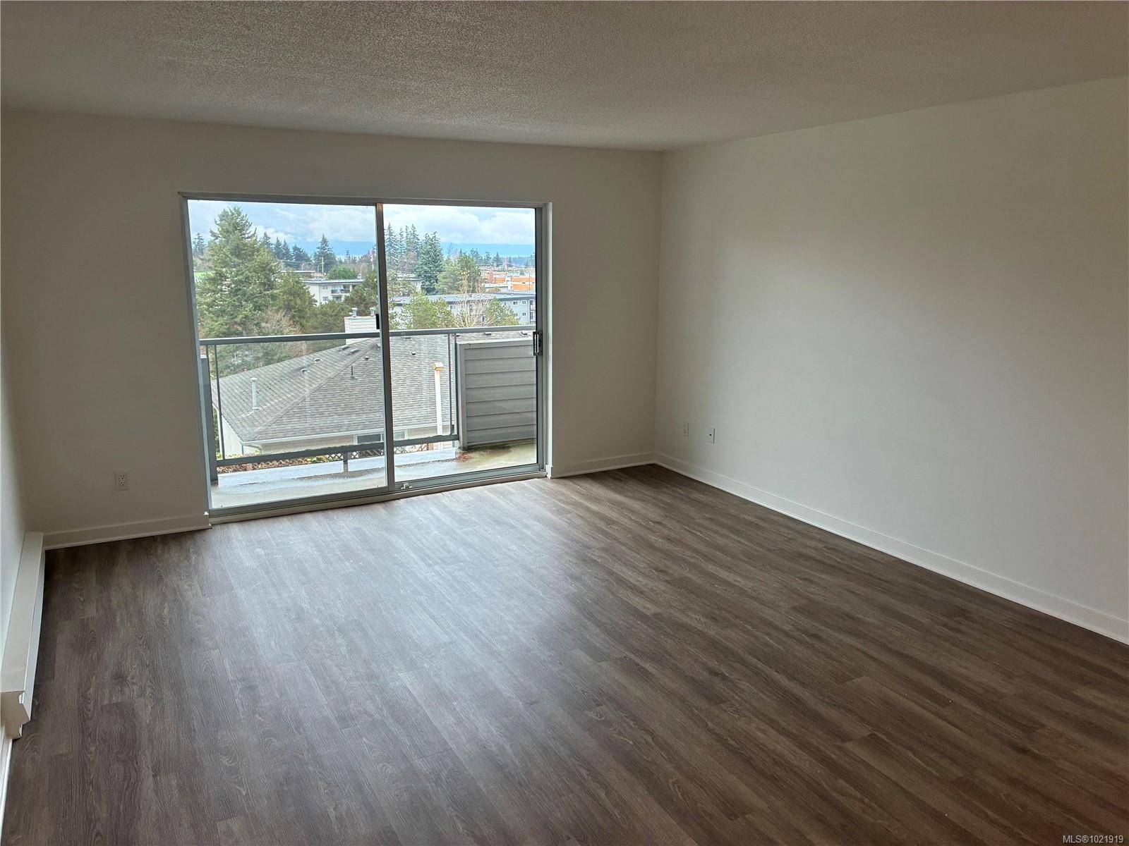 Nanaimo, BC V9S 5T1,1651 Dufferin Cres #211