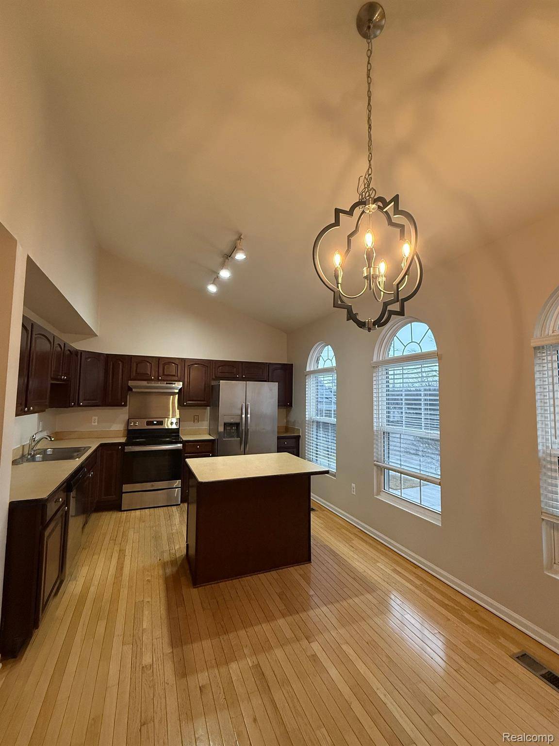 Troy, MI 48085,955 SANDALWOOD DR