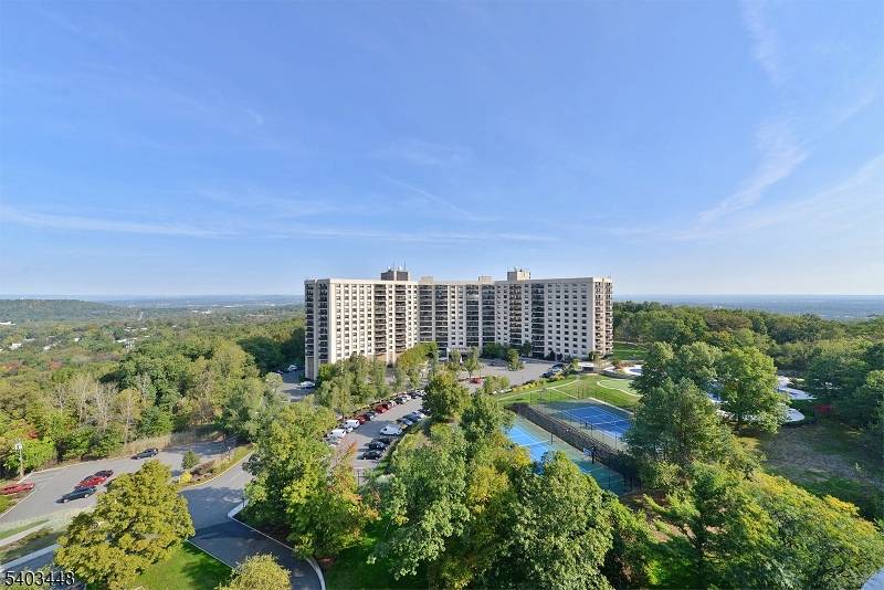 Verona Twp., NJ 07044,2 Claridge Dr #4MW