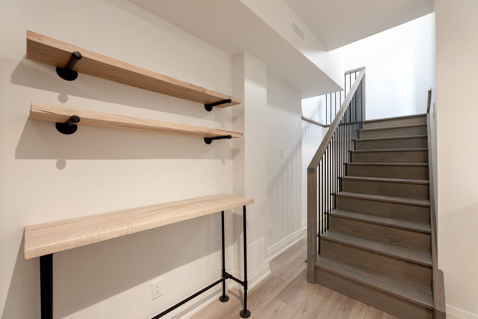 Toronto C02, ON M6G 2B1,82 Marchmount RD #Unit 1