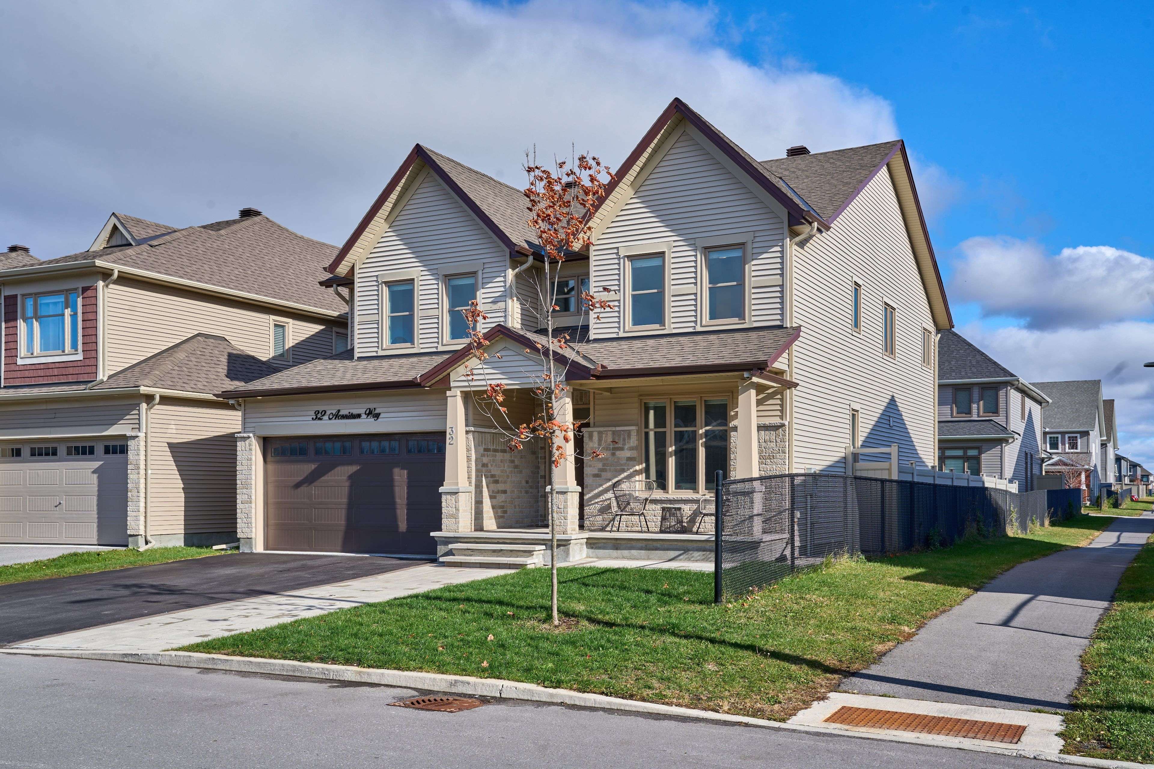 Blossom Park - Airport And Area, ON K1T 0S1,32 Aconitum WAY