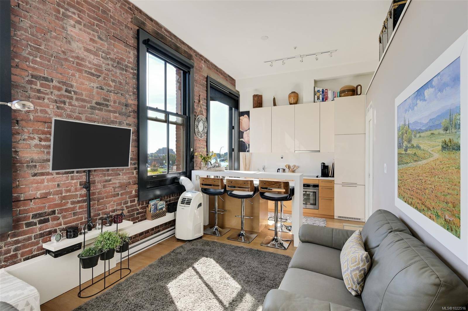 Victoria, BC V8W 0E3,1610 Store St #225