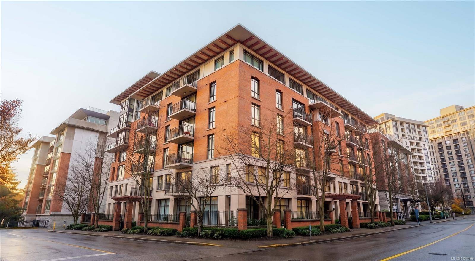 Victoria, BC V8V 5B2,827 Fairfield Rd #301