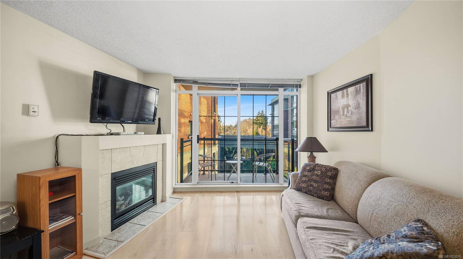 Victoria, BC V8V 5B2,827 Fairfield Rd #301