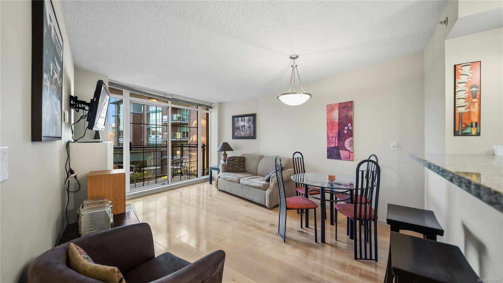 Victoria, BC V8V 5B2,827 Fairfield Rd #301