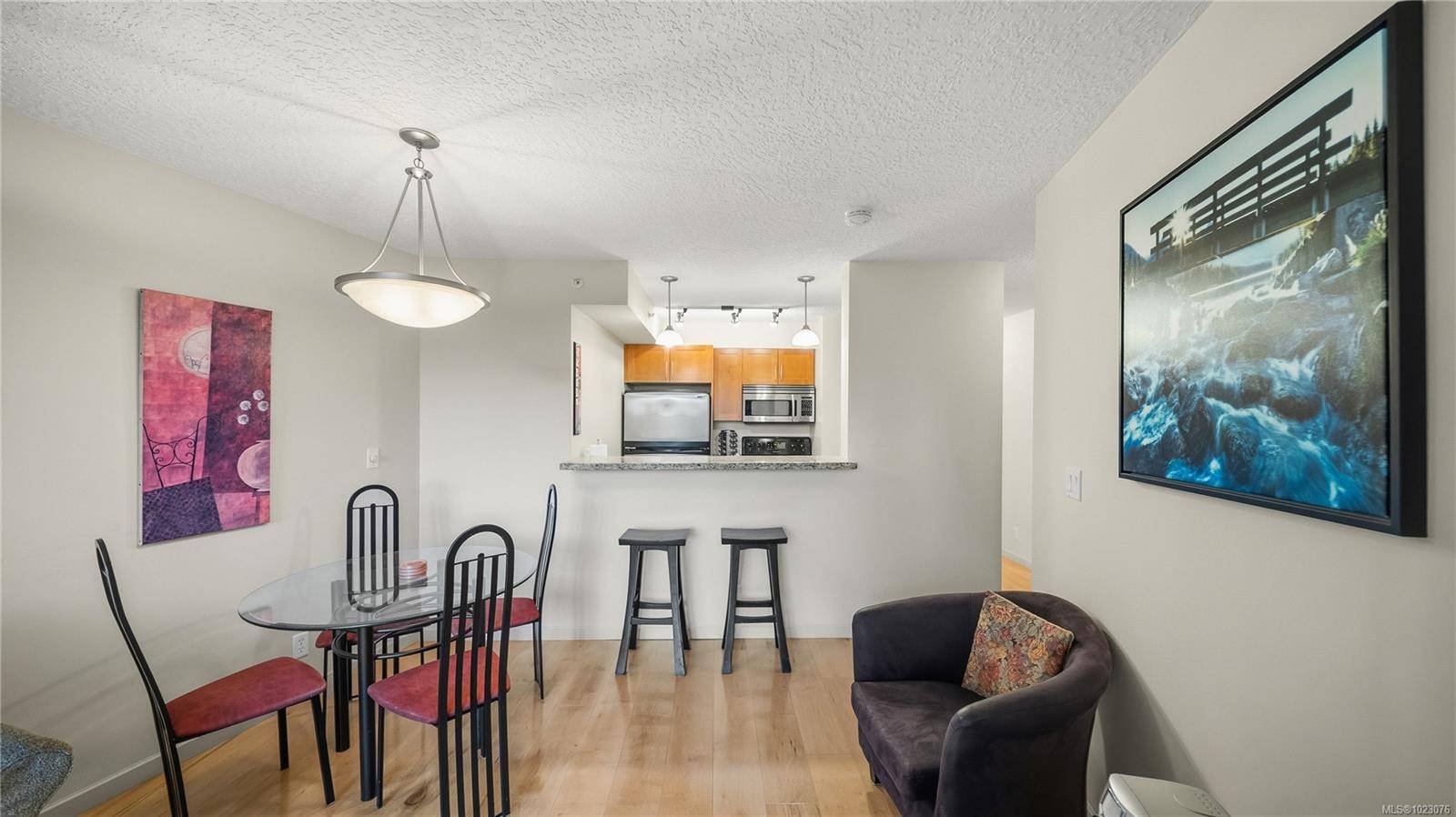 Victoria, BC V8V 5B2,827 Fairfield Rd #301