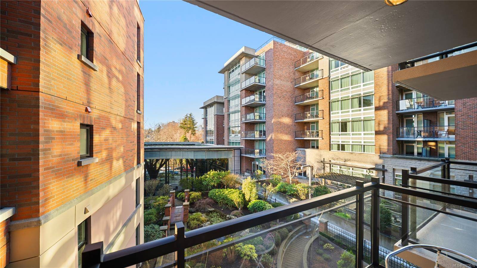 Victoria, BC V8V 5B2,827 Fairfield Rd #301