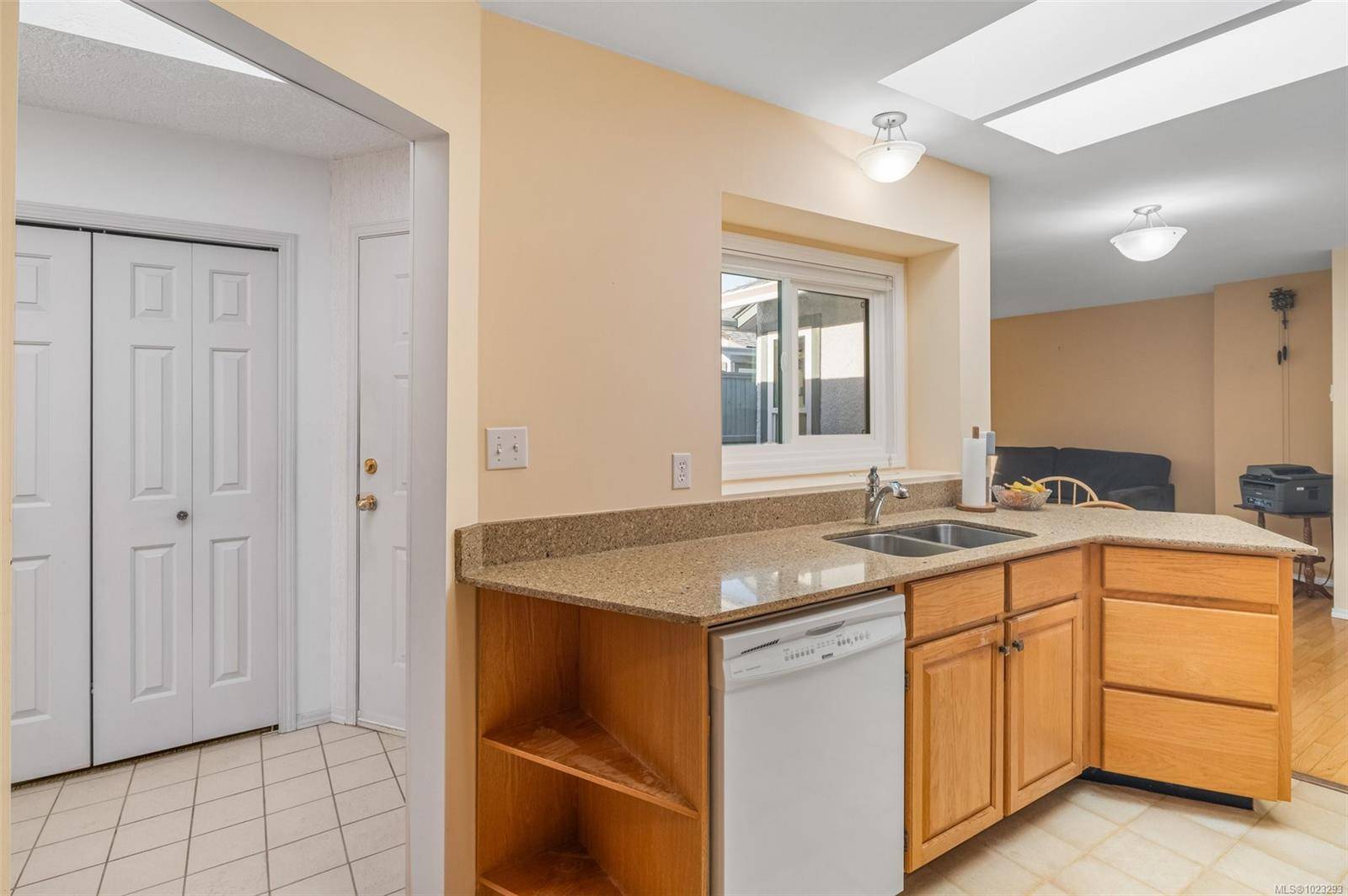 Sidney, BC V8L 3B3,10084 Third St #6