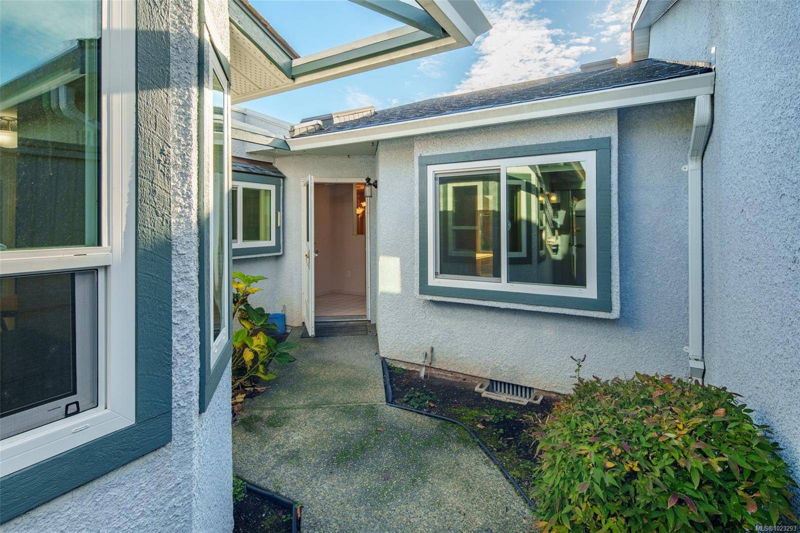 Sidney, BC V8L 3B3,10084 Third St #6