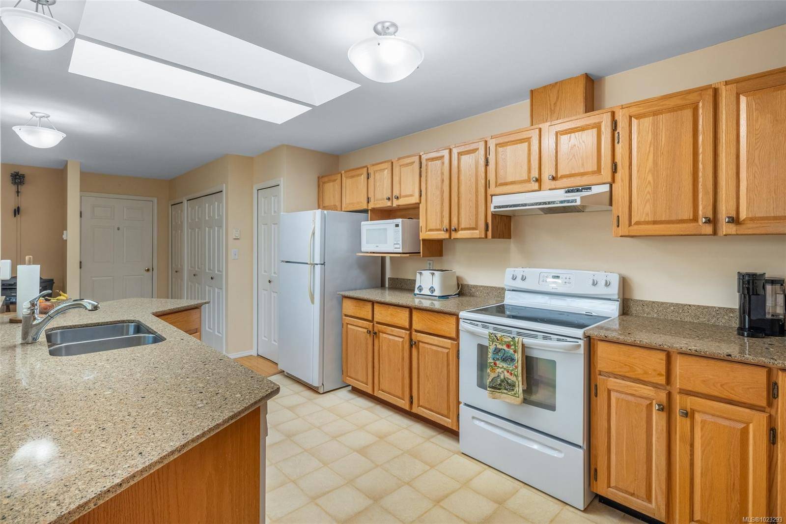 Sidney, BC V8L 3B3,10084 Third St #6