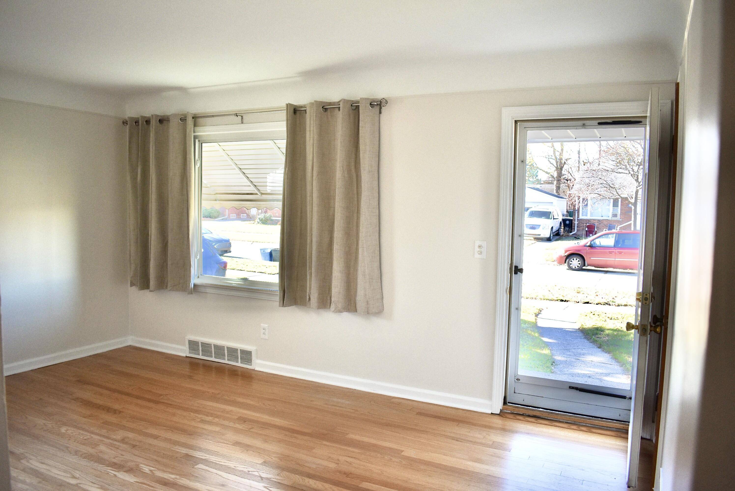 Livonia, MI 48150,9924 Woodring ST