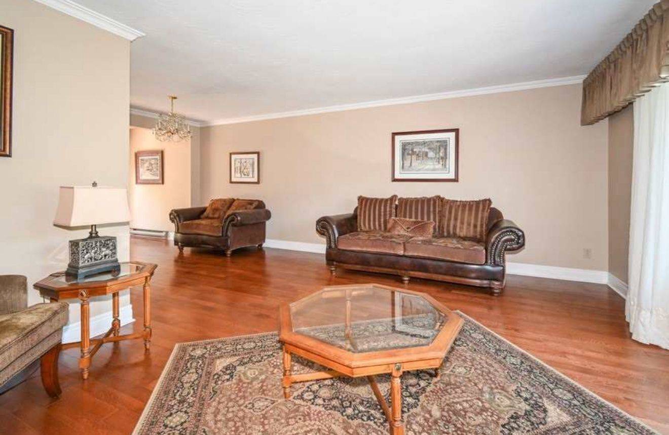 Toronto E10, ON M1C 1C9,92 Bobmar RD #Room