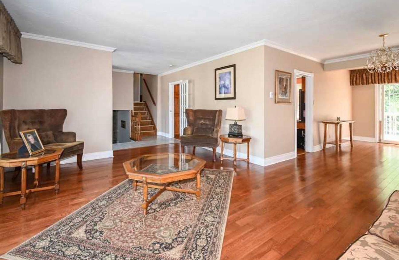 Toronto E10, ON M1C 1C9,92 Bobmar RD #Room