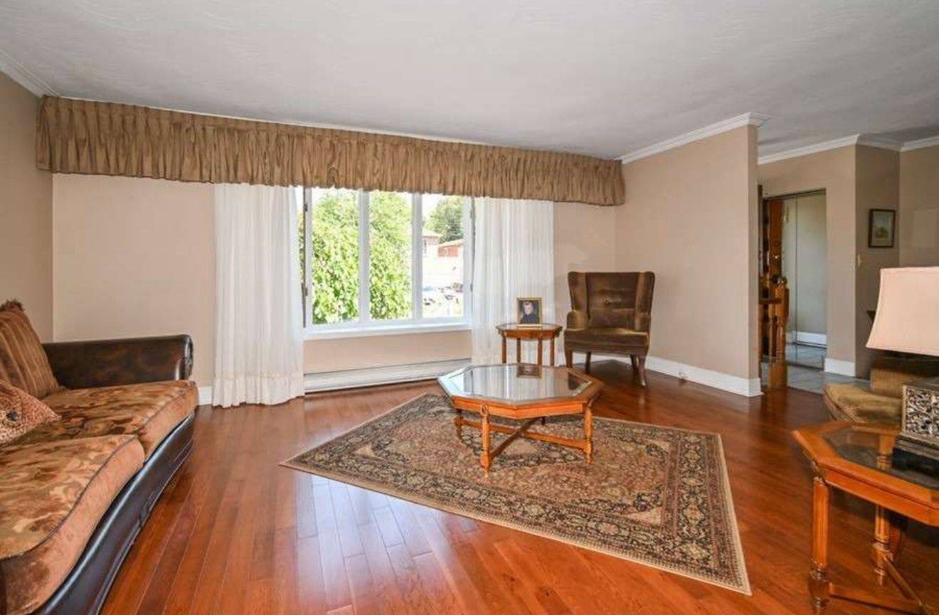 Toronto E10, ON M1C 1C9,92 Bobmar RD #Room