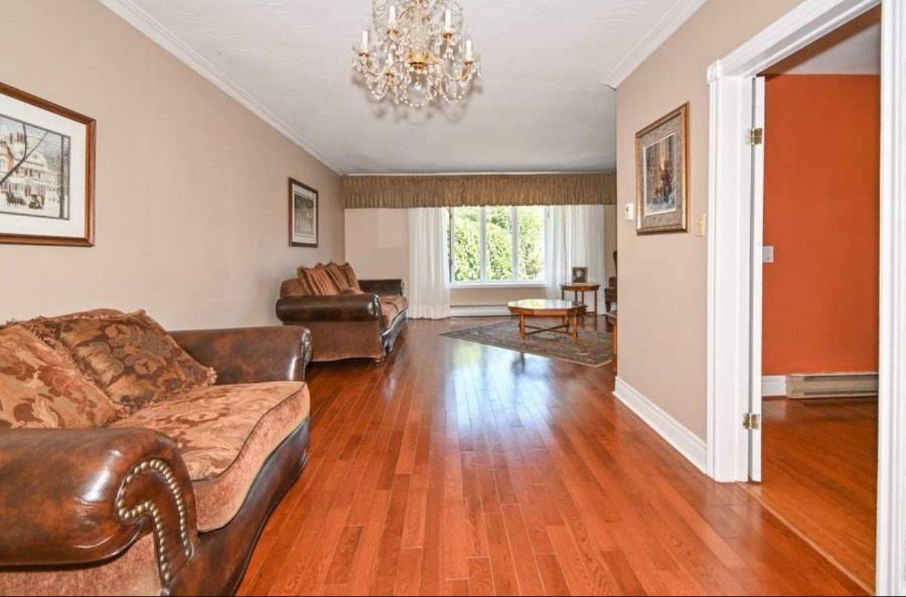 Toronto E10, ON M1C 1C9,92 Bobmar RD #Room