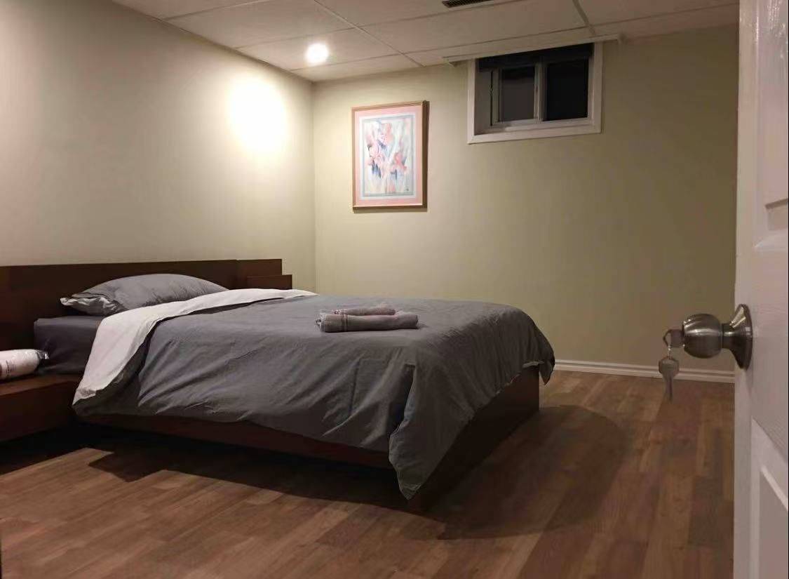 Mississauga, ON L5C 1Z7,3448 Ellengale DR