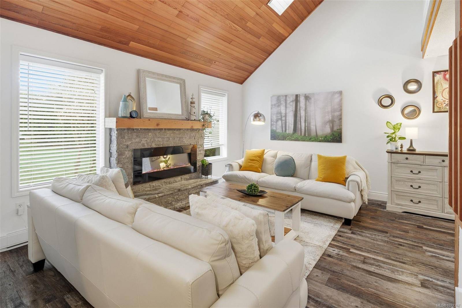 Central Saanich, BC V8M 1A7,864 Woodsview Pl