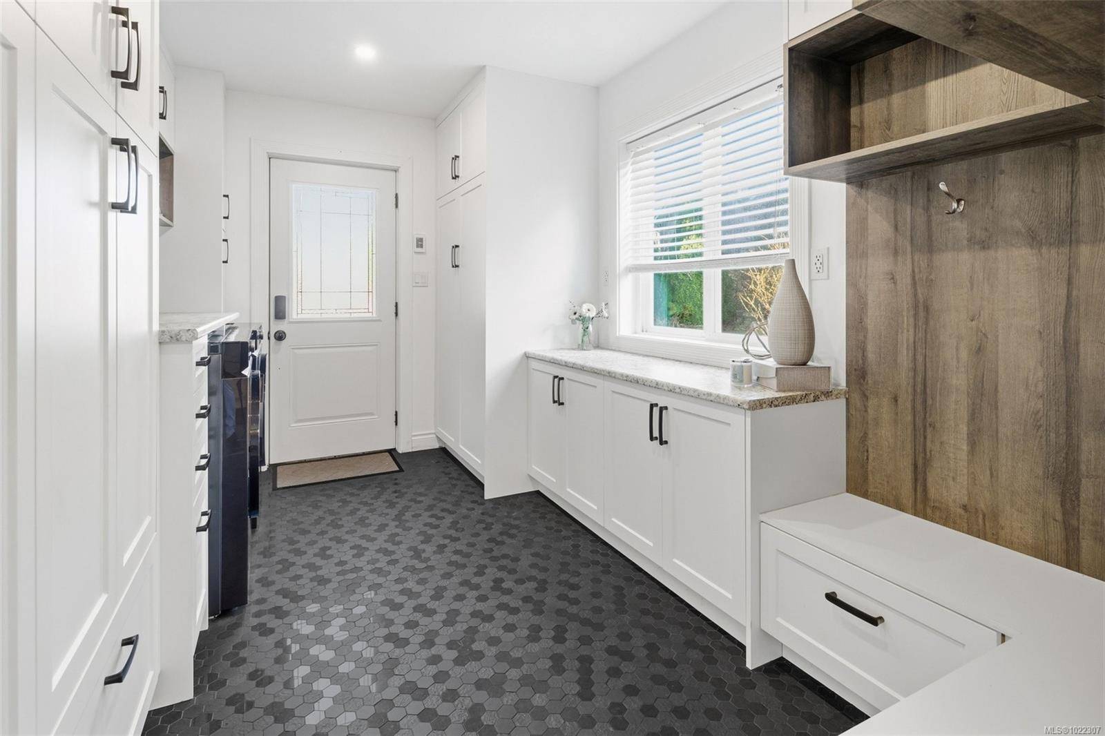 Central Saanich, BC V8M 1A7,864 Woodsview Pl