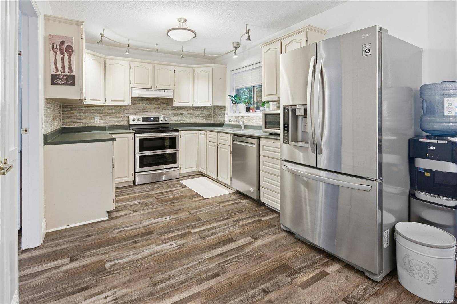 Central Saanich, BC V8M 1A7,864 Woodsview Pl