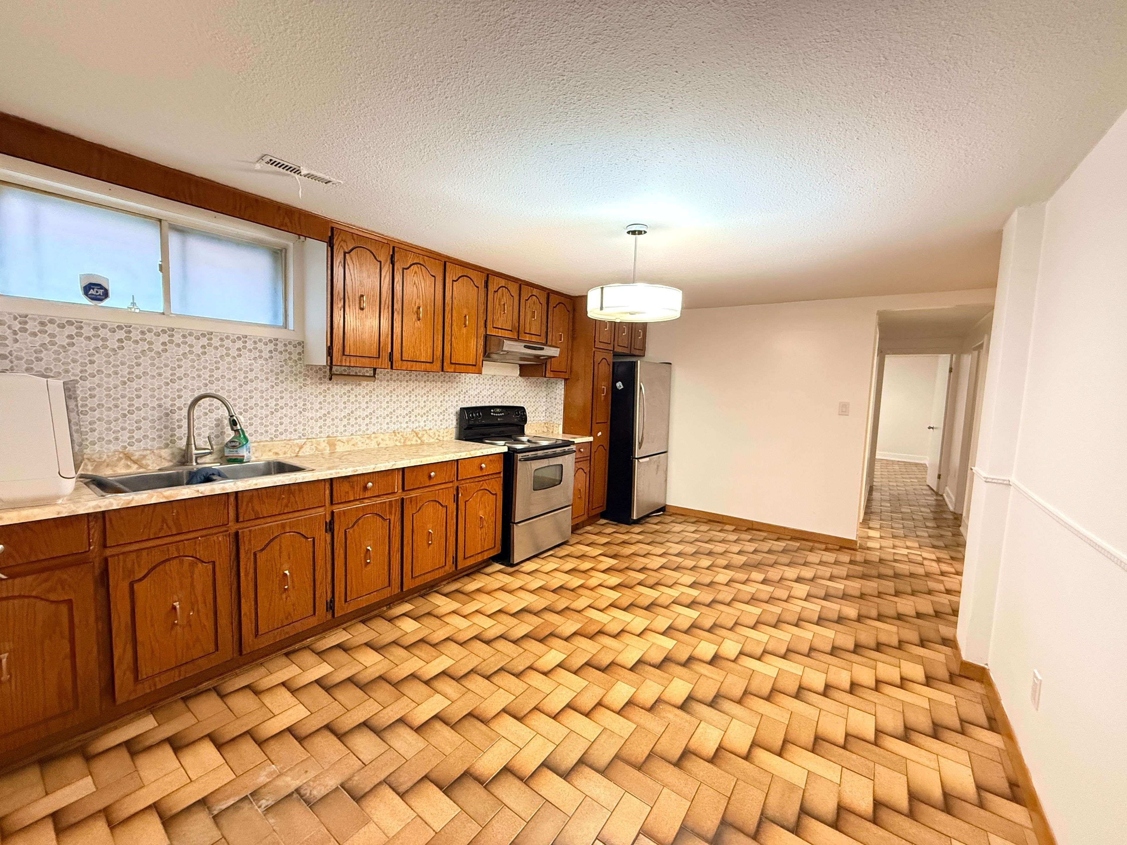 Toronto W04, ON M9N 3S3,6 Romanway CRES