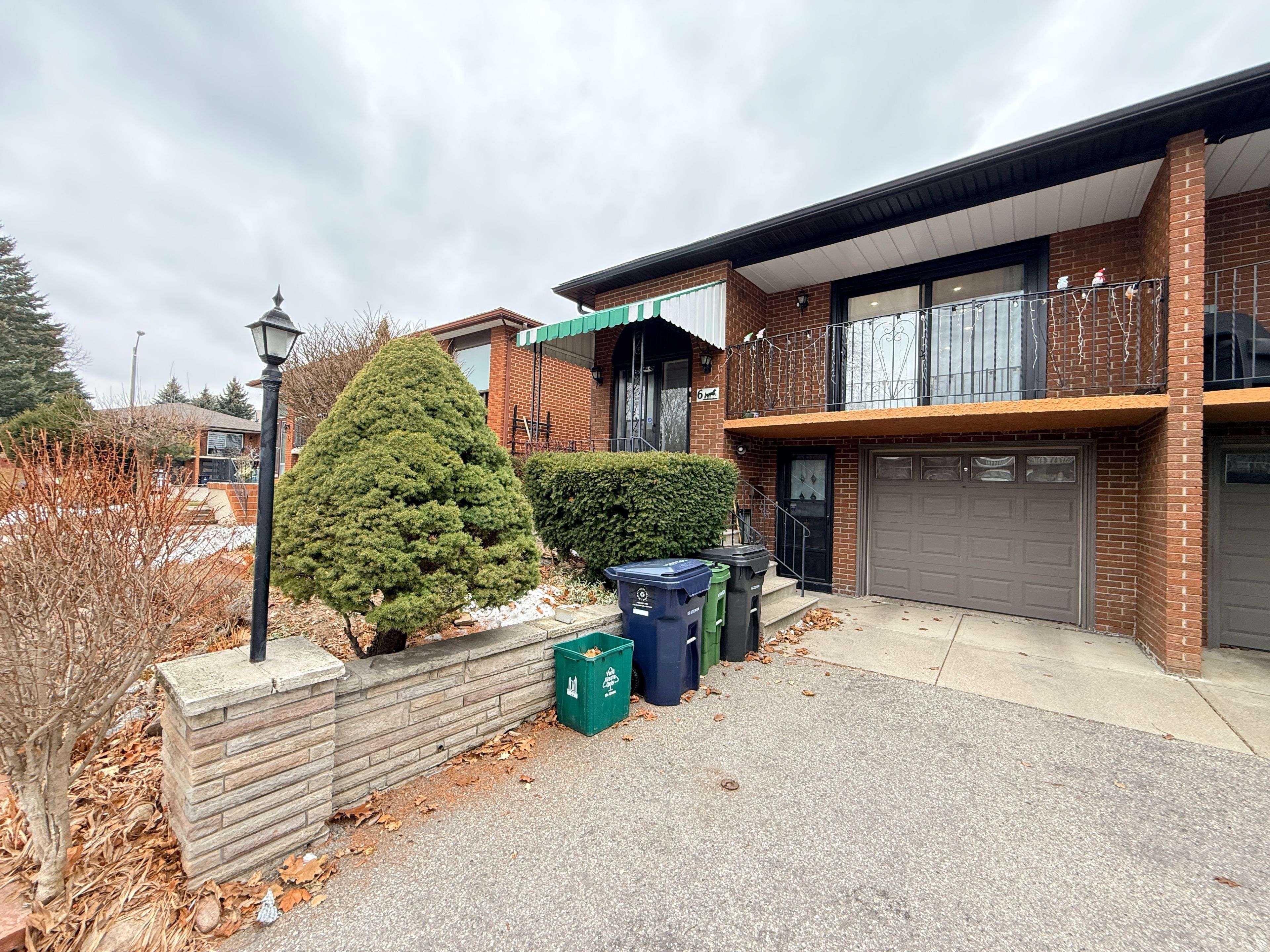 Toronto W04, ON M9N 3S3,6 Romanway CRES