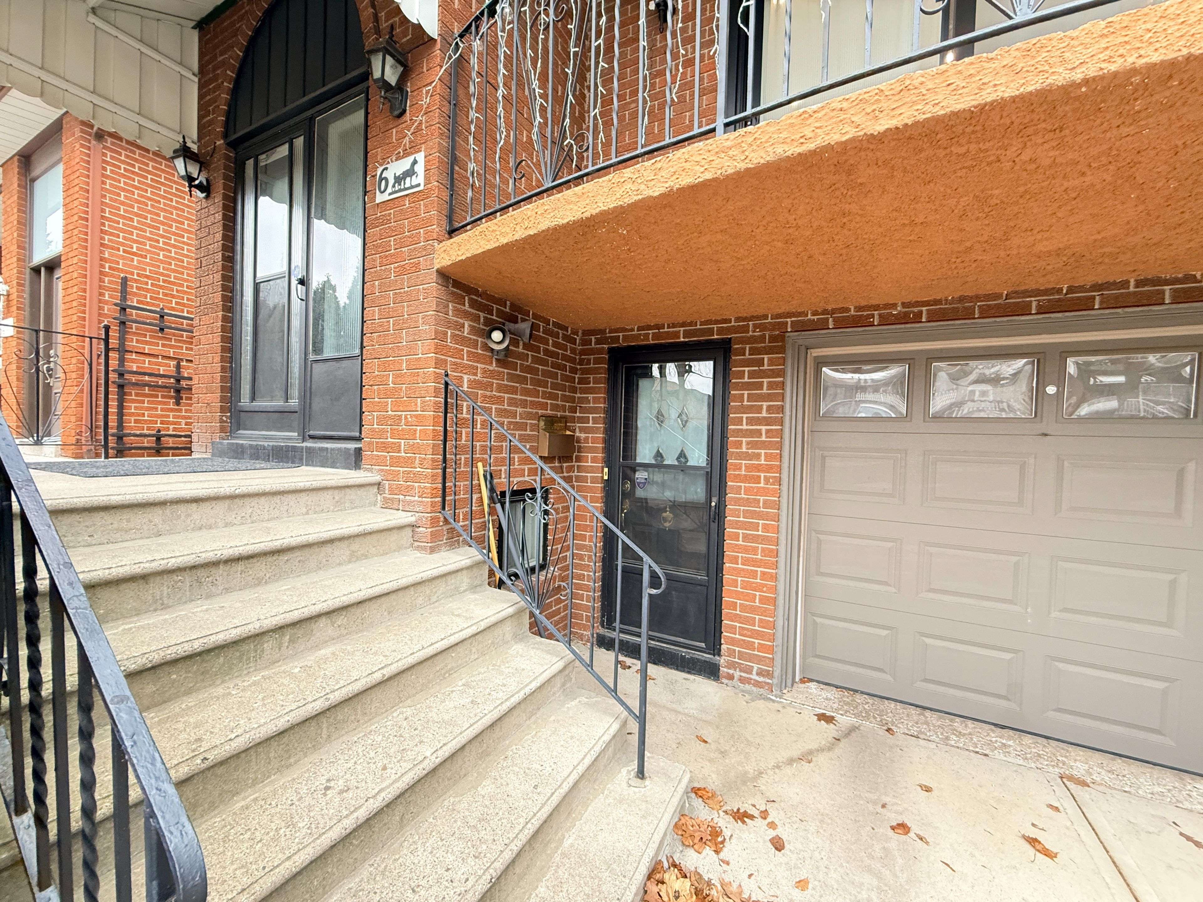 Toronto W04, ON M9N 3S3,6 Romanway CRES