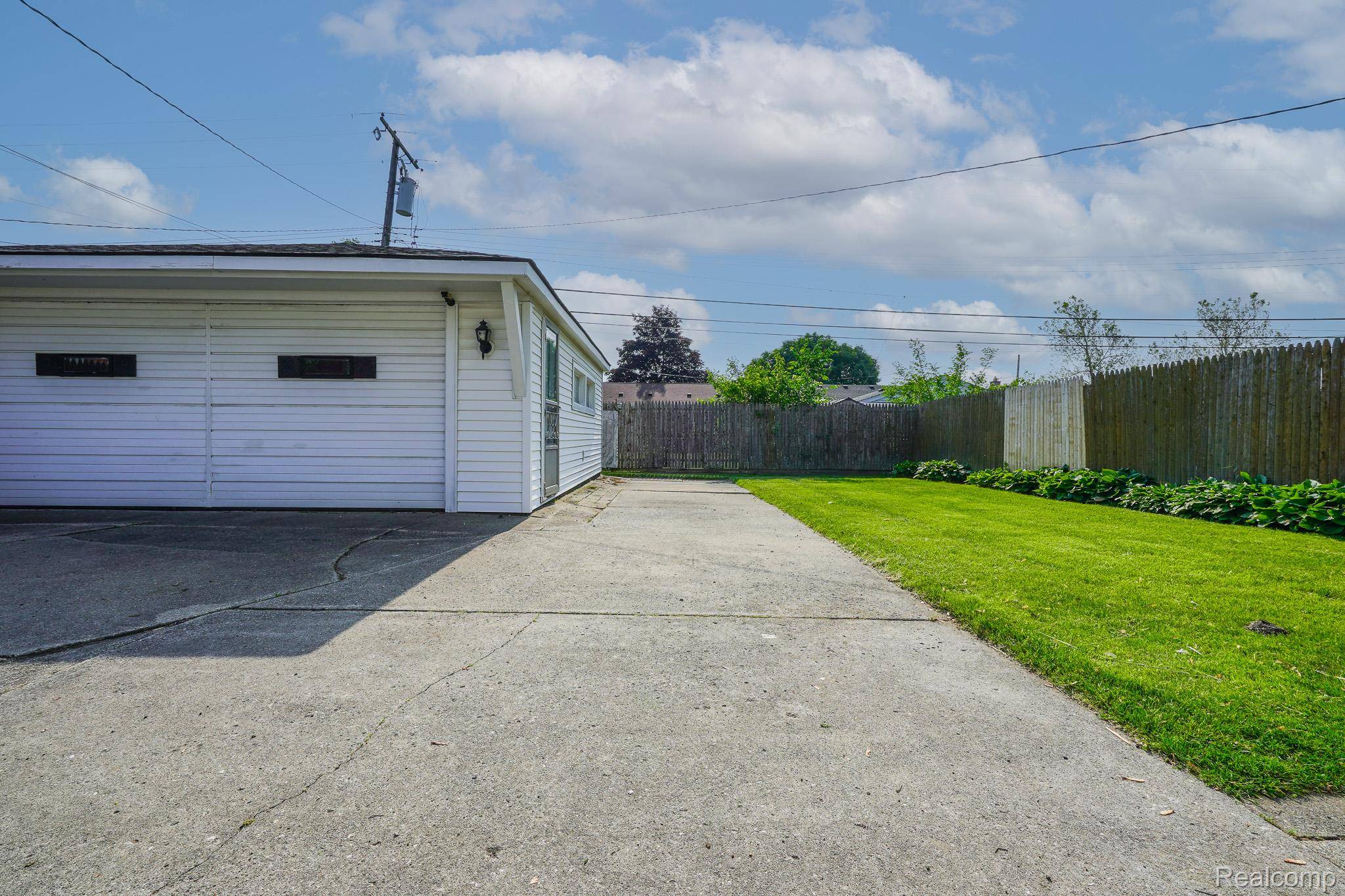 Southgate, MI 48195,15481 Drake ST