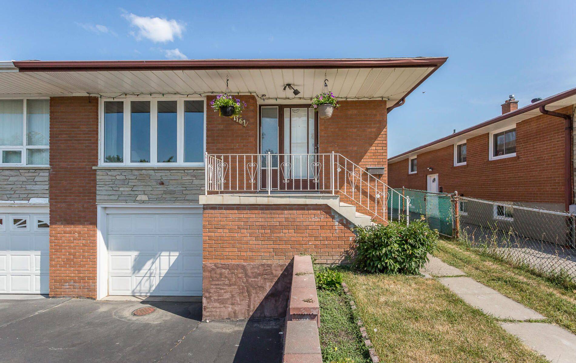 Mississauga, ON L5C 1P2,1161 Shadeland DR #Lower