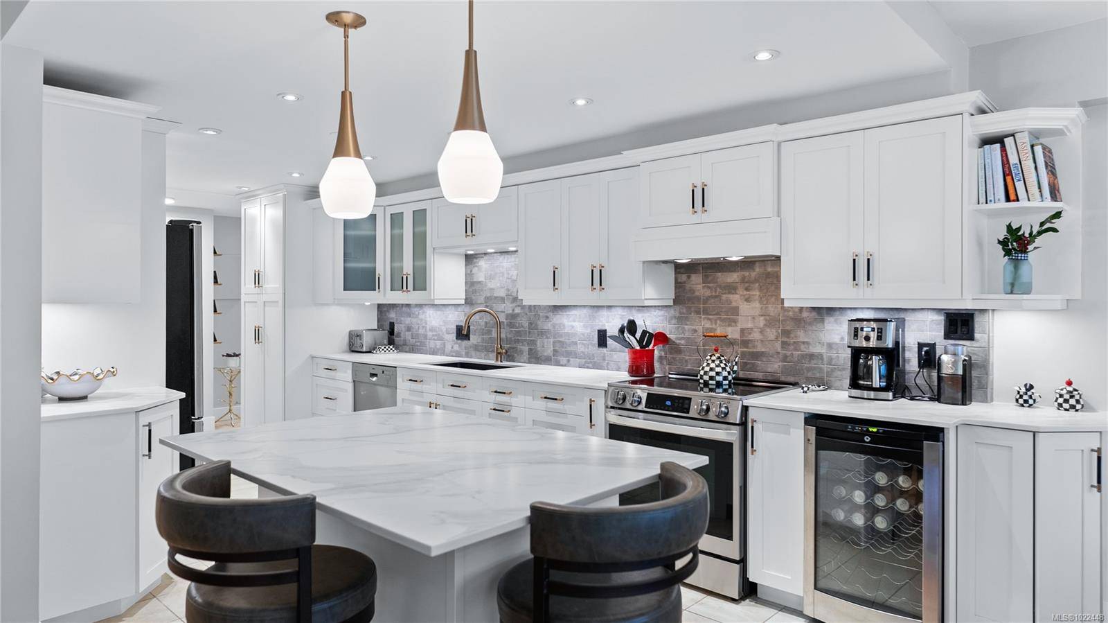 Victoria, BC V8V 4G3,420 Linden Ave #104