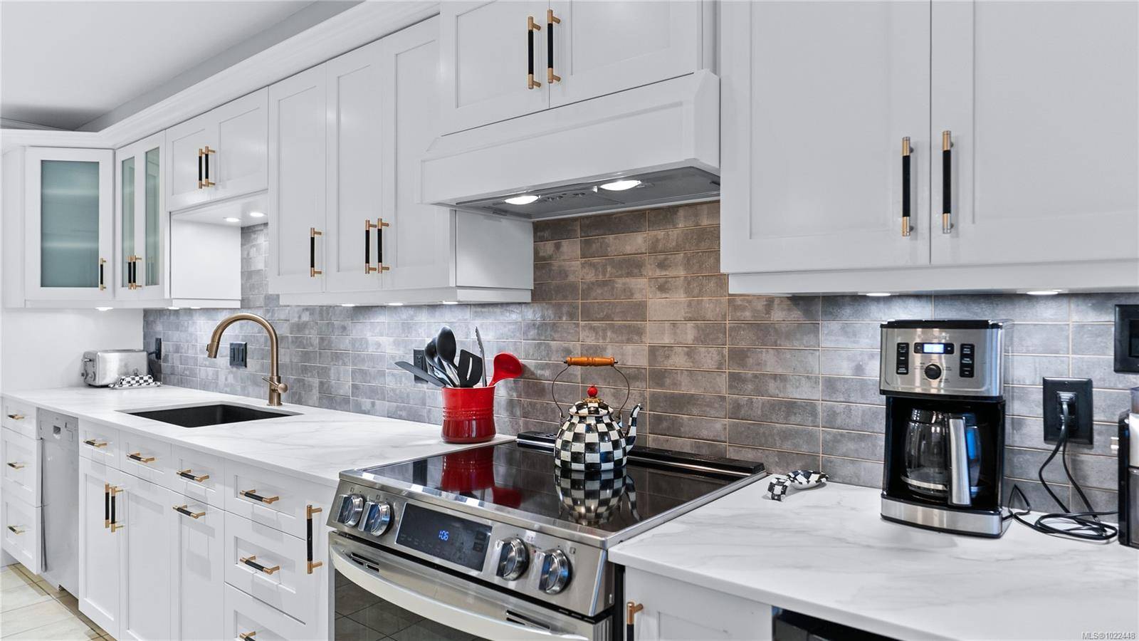 Victoria, BC V8V 4G3,420 Linden Ave #104