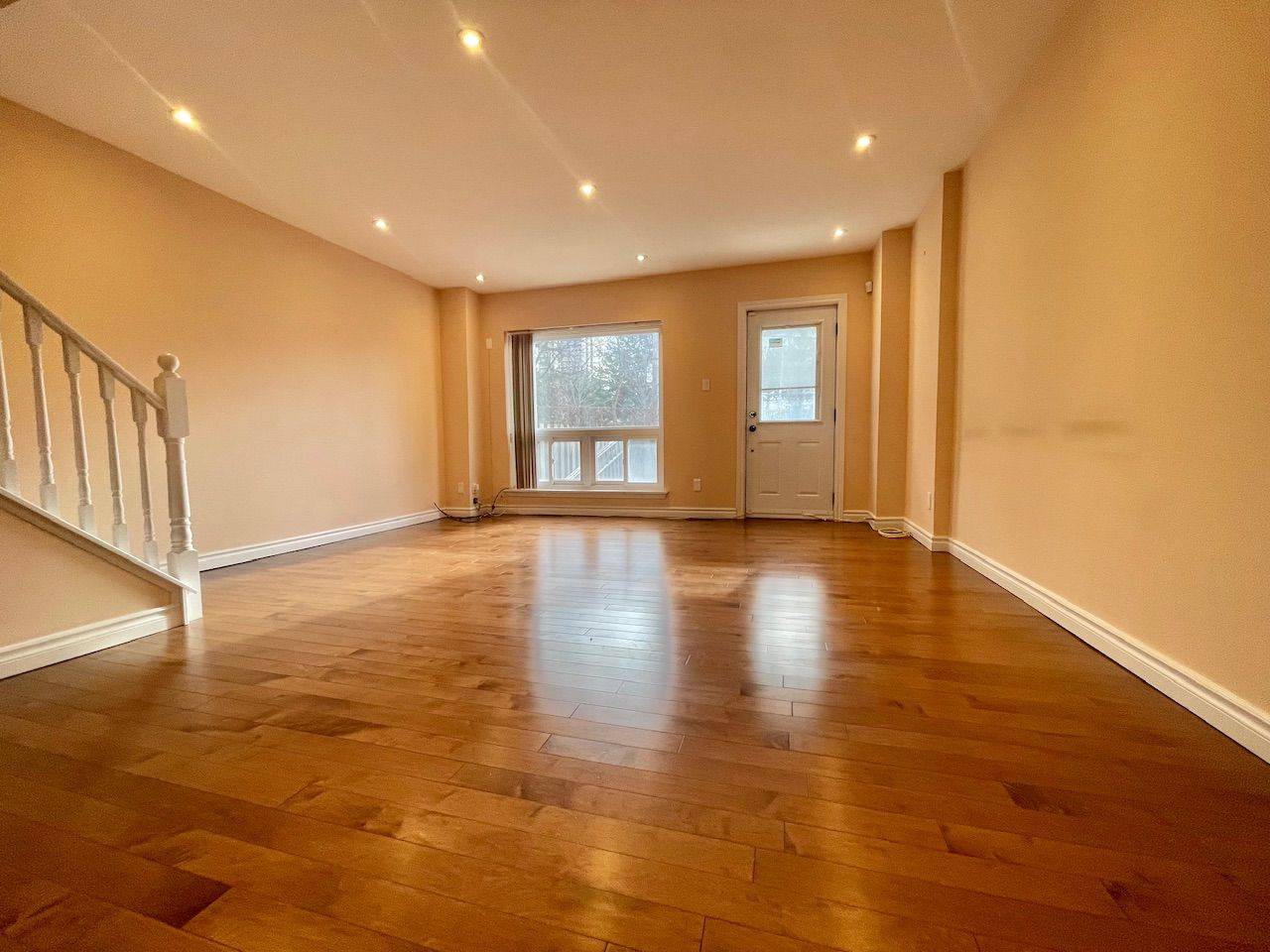 Toronto C15, ON M2H 1T6,91 RAMEAU DR #9