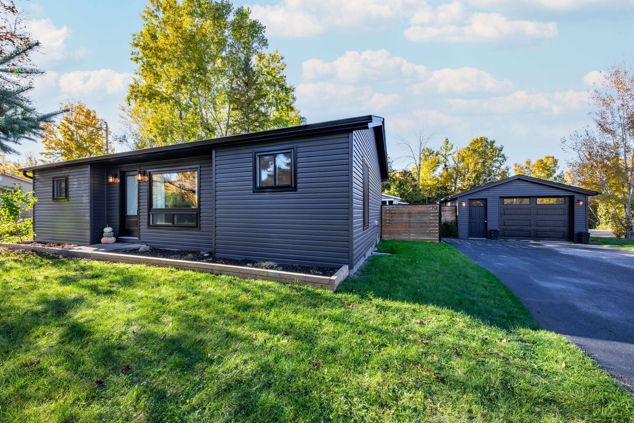 Collingwood, ON L9Y 0X2,19 Dell Parr AVE