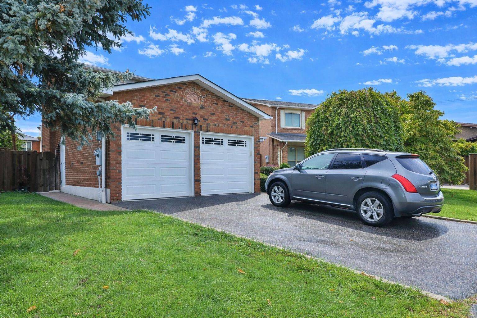 Mississauga, ON L4W 3B4,1433 Bough Beeches BLVD