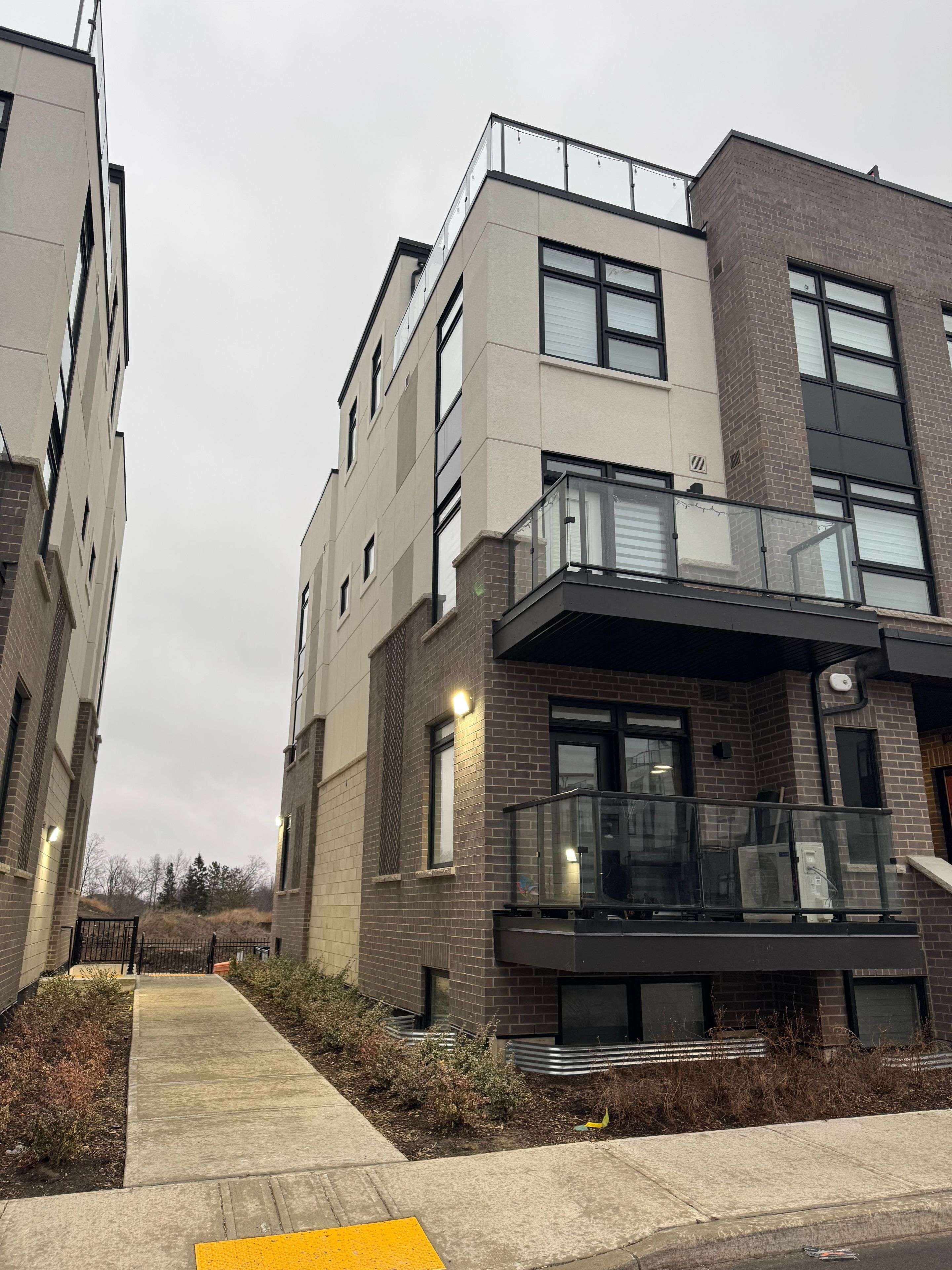 Milton, ON L9E 1N4,1577 Rose WAY #101