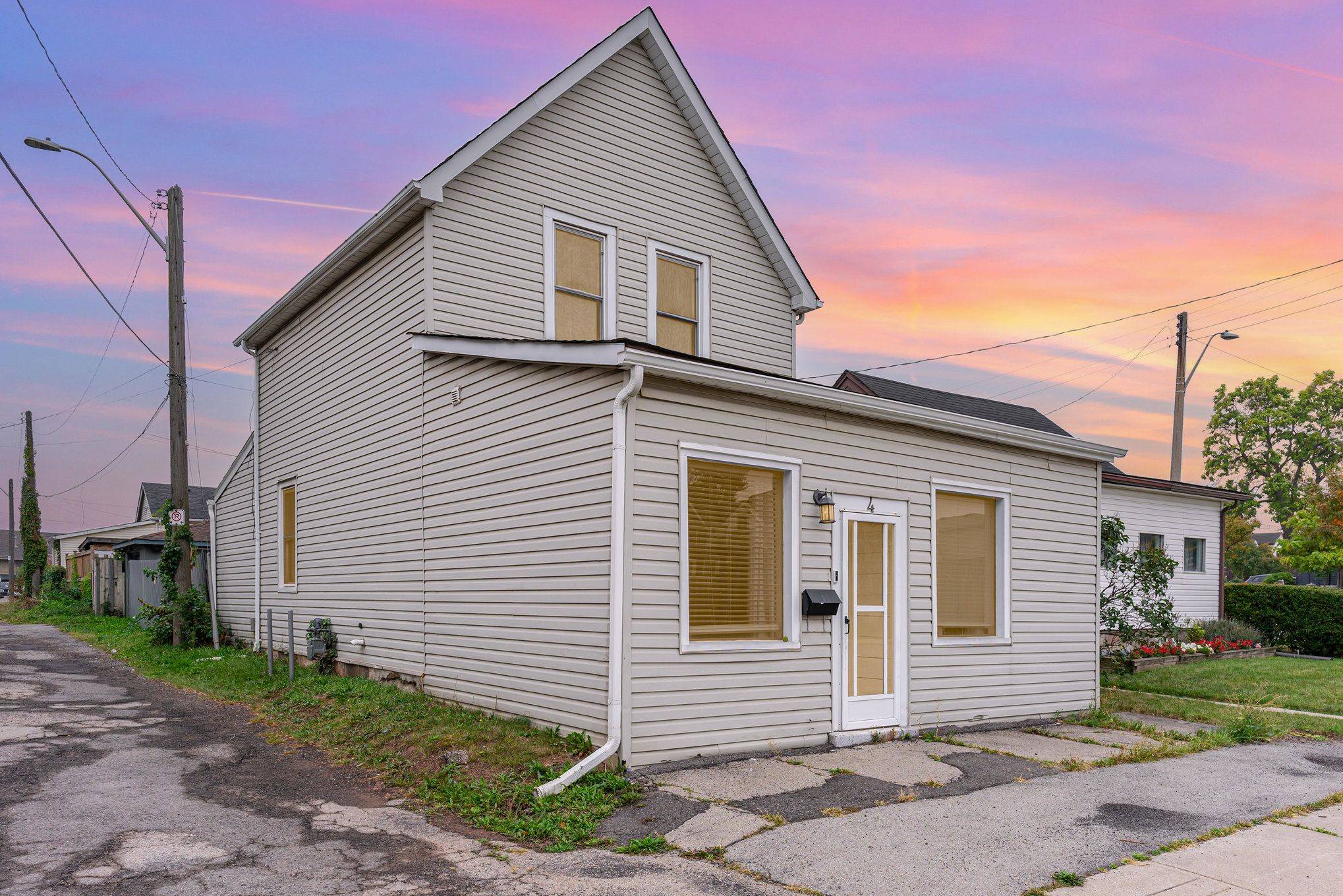 Hamilton, ON L8H 4M6,4 Robins AVE